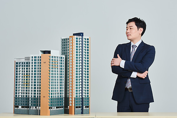 포토 JPG 스튜디오촬영 응시 남자 비즈니스 회색배경 부동산 아파트 주택 실내 한명 서기 정장 상반신 성인 앞모습 30대 경제 한국인 고민 건축모형 대출 분양 아파트분양 정책 성인남자한명만 주택청약 청약 국내포토 1 시선 옷 감정 뷰포인트 백그라운드 모션 사람 동양인 내부 건물 장년 금융 모형 회색 재산 남자한명만 성인남자만 파일형식