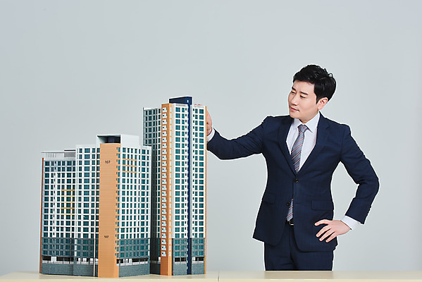 포토 JPG 스튜디오촬영 응시 남자 허리손 비즈니스 회색배경 부동산 아파트 주택 실내 한명 서기 정장 상반신 성인 앞모습 30대 경제 한국인 고민 건축모형 대출 분양 아파트분양 정책 성인남자한명만 주택청약 청약 국내포토 1 시선 옷 감정 뷰포인트 포즈 백그라운드 모션 사람 동양인 내부 건물 장년 금융 모형 회색 재산 남자한명만 성인남자만 파일형식