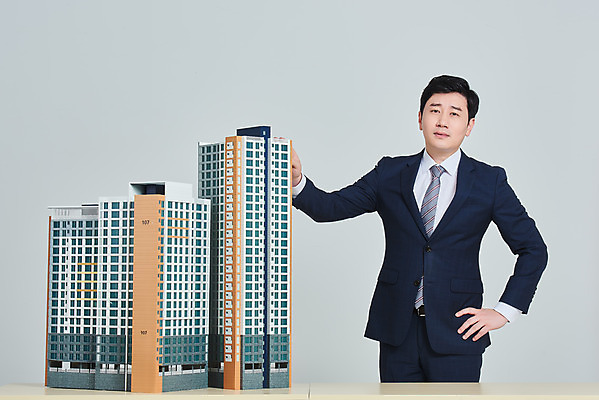 포토 JPG 스튜디오촬영 남자 비즈니스 회색배경 부동산 아파트 주택 실내 한명 서기 정장 상반신 성인 앞모습 30대 경제 한국인 고민 건축모형 대출 분양 아파트분양 정책 성인남자한명만 주택청약 청약 국내포토 1 옷 감정 뷰포인트 백그라운드 모션 사람 동양인 내부 건물 장년 금융 모형 회색 재산 남자한명만 성인남자만 파일형식