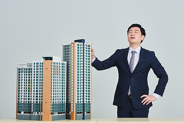 포토 JPG 스튜디오촬영 남자 허리손 비즈니스 회색배경 부동산 아파트 주택 실내 한명 서기 정장 상반신 성인 앞모습 30대 경제 한국인 고민 건축모형 대출 분양 아파트분양 정책 성인남자한명만 주택청약 청약 국내포토 1 옷 감정 뷰포인트 포즈 백그라운드 모션 사람 동양인 내부 건물 장년 금융 모형 회색 재산 남자한명만 성인남자만 파일형식