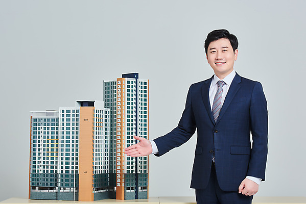 포토 JPG 스튜디오촬영 남자 비즈니스 회색배경 부동산 안내 아파트 주택 실내 설명 한명 서기 미소 정장 상반신 성인 앞모습 30대 경제 한국인 가리킴 건축모형 대출 분양 아파트분양 정책 성인남자한명만 주택청약 청약 국내포토 1 옷 뷰포인트 백그라운드 모션 표정 사람 동양인 손짓 내부 건물 장년 금융 모형 회색 재산 남자한명만 성인남자만 파일형식