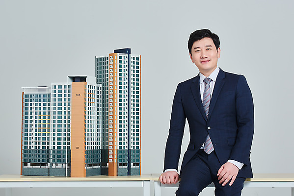 포토 JPG 스튜디오촬영 남자 비즈니스 회색배경 부동산 안내 아파트 주택 실내 설명 한명 미소 앉기 정장 상반신 성인 앞모습 30대 경제 한국인 건축모형 대출 분양 아파트분양 정책 성인남자한명만 주택청약 청약 국내포토 1 옷 뷰포인트 백그라운드 모션 표정 사람 동양인 내부 건물 장년 금융 모형 회색 재산 남자한명만 성인남자만 파일형식