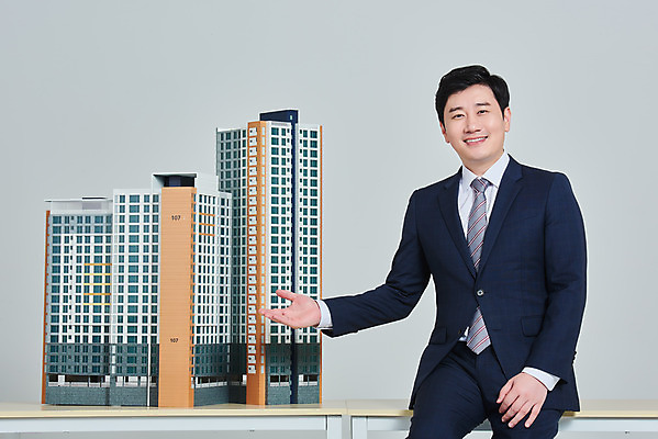 포토 JPG 스튜디오촬영 남자 비즈니스 회색배경 부동산 안내 아파트 주택 실내 설명 한명 미소 앉기 정장 상반신 성인 앞모습 30대 경제 한국인 가리킴 건축모형 대출 분양 아파트분양 정책 성인남자한명만 주택청약 청약 국내포토 1 옷 뷰포인트 백그라운드 모션 표정 사람 동양인 손짓 내부 건물 장년 금융 모형 회색 재산 남자한명만 성인남자만 파일형식