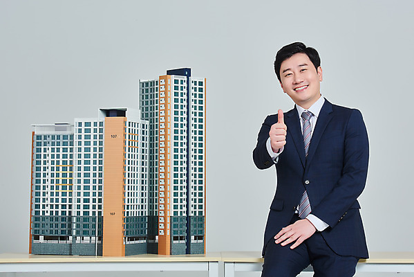 포토 JPG 스튜디오촬영 남자 비즈니스 회색배경 부동산 안내 아파트 주택 실내 설명 한명 미소 앉기 정장 상반신 성인 앞모습 30대 경제 한국인 엄지손가락 최고 건축모형 대출 분양 아파트분양 정책 성인남자한명만 주택청약 청약 국내포토 1 옷 뷰포인트 백그라운드 손가락 모션 표정 사람 동양인 내부 건물 장년 금융 모형 회색 재산 남자한명만 성인남자만 파일형식