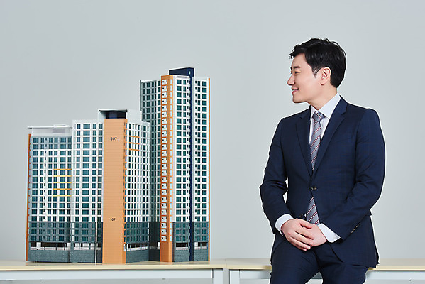 포토 JPG 스튜디오촬영 응시 남자 비즈니스 회색배경 부동산 안내 아파트 주택 실내 설명 한명 미소 앉기 정장 상반신 성인 앞모습 30대 경제 한국인 건축모형 대출 분양 아파트분양 정책 성인남자한명만 주택청약 청약 국내포토 1 시선 옷 뷰포인트 백그라운드 모션 표정 사람 동양인 내부 건물 장년 금융 모형 회색 재산 남자한명만 성인남자만 파일형식