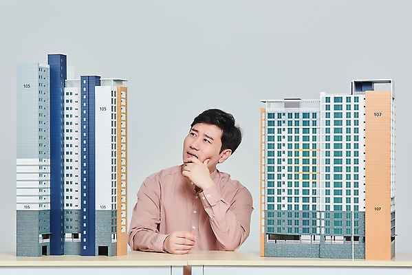 포토 JPG 스튜디오촬영 응시 남자 비즈니스 회색배경 부동산 아파트 주택 실내 한명 앉기 상반신 성인 앞모습 30대 경제 한국인 고민 걱정 건축모형 서민 대출 분양 아파트분양 정책 성인남자한명만 주택청약 청약 국내포토 1 시선 감정 뷰포인트 백그라운드 모션 사람 동양인 내부 건물 장년 금융 모형 회색 재산 국민 남자한명만 성인남자만 파일형식