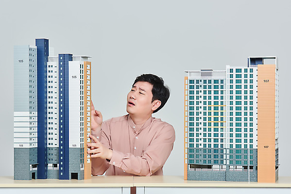 포토 JPG 스튜디오촬영 남자 비즈니스 회색배경 부동산 아파트 주택 실내 한명 앉기 상반신 성인 앞모습 30대 경제 한국인 고민 걱정 건축모형 서민 대출 분양 아파트분양 정책 성인남자한명만 주택청약 청약 국내포토 1 감정 뷰포인트 백그라운드 모션 사람 동양인 내부 건물 장년 금융 모형 회색 재산 국민 남자한명만 성인남자만 파일형식