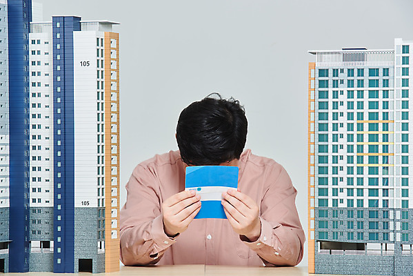 포토 JPG 스튜디오촬영 남자 비즈니스 회색배경 부동산 아파트 주택 실내 한명 들기 앉기 상반신 성인 앞모습 30대 경제 한국인 고민 걱정 은행 통장 건축모형 서민 대출 분양 아파트분양 정책 성인남자한명만 주택청약 청약 국내포토 1 감정 뷰포인트 백그라운드 모션 사람 동양인 내부 건물 장년 금융 모형 회색 재산 국민 남자한명만 성인남자만 파일형식