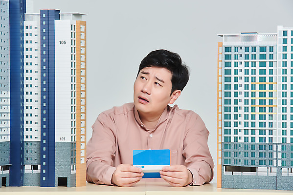 포토 JPG 스튜디오촬영 남자 비즈니스 회색배경 부동산 아파트 주택 실내 한명 들기 앉기 상반신 성인 앞모습 30대 경제 한국인 고민 걱정 은행 통장 건축모형 서민 대출 분양 아파트분양 정책 성인남자한명만 주택청약 청약 국내포토 1 감정 뷰포인트 백그라운드 모션 사람 동양인 내부 건물 장년 금융 모형 회색 재산 국민 남자한명만 성인남자만 파일형식