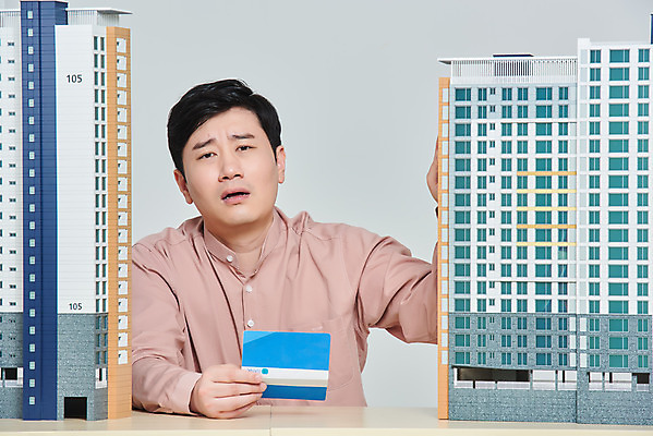 포토 JPG 스튜디오촬영 남자 비즈니스 회색배경 부동산 아파트 주택 실내 한명 들기 앉기 상반신 성인 앞모습 30대 경제 한국인 고민 걱정 은행 통장 건축모형 서민 대출 분양 아파트분양 정책 성인남자한명만 주택청약 청약 국내포토 1 감정 뷰포인트 백그라운드 모션 사람 동양인 내부 건물 장년 금융 모형 회색 재산 국민 남자한명만 성인남자만 파일형식