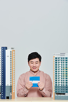 포토 JPG 스튜디오촬영 남자 비즈니스 회색배경 부동산 아파트 주택 실내 한명 미소 들기 앉기 상반신 성인 앞모습 30대 경제 한국인 은행 통장 건축모형 서민 대출 분양 아파트분양 정책 성인남자한명만 주택청약 청약 국내포토 1 뷰포인트 백그라운드 모션 표정 사람 동양인 내부 건물 장년 금융 모형 회색 재산 국민 남자한명만 성인남자만 파일형식