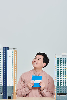 포토 JPG 스튜디오촬영 남자 비즈니스 회색배경 부동산 아파트 주택 실내 한명 미소 들기 앉기 상반신 성인 앞모습 30대 경제 한국인 은행 통장 건축모형 서민 대출 분양 아파트분양 정책 성인남자한명만 주택청약 청약 국내포토 1 뷰포인트 백그라운드 모션 표정 사람 동양인 내부 건물 장년 금융 모형 회색 재산 국민 남자한명만 성인남자만 파일형식