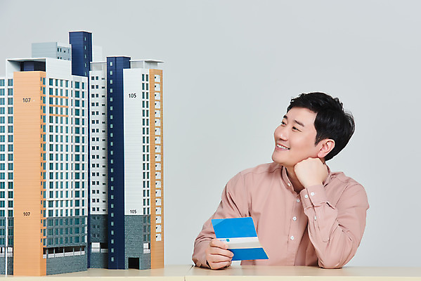 포토 JPG 스튜디오촬영 응시 남자 비즈니스 회색배경 부동산 아파트 주택 실내 한명 미소 들기 앉기 상반신 성인 앞모습 30대 경제 한국인 은행 통장 건축모형 서민 대출 분양 아파트분양 정책 성인남자한명만 주택청약 청약 국내포토 1 시선 뷰포인트 백그라운드 모션 표정 사람 동양인 내부 건물 장년 금융 모형 회색 재산 국민 남자한명만 성인남자만 파일형식