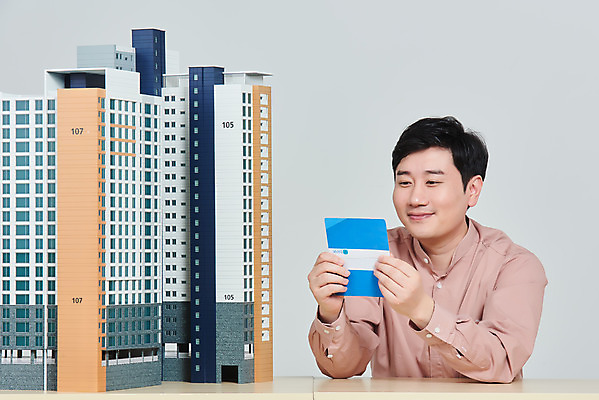 포토 JPG 스튜디오촬영 남자 비즈니스 회색배경 부동산 아파트 주택 실내 한명 미소 들기 앉기 상반신 성인 앞모습 30대 경제 한국인 은행 통장 건축모형 서민 대출 분양 아파트분양 정책 성인남자한명만 주택청약 청약 국내포토 1 뷰포인트 백그라운드 모션 표정 사람 동양인 내부 건물 장년 금융 모형 회색 재산 국민 남자한명만 성인남자만 파일형식