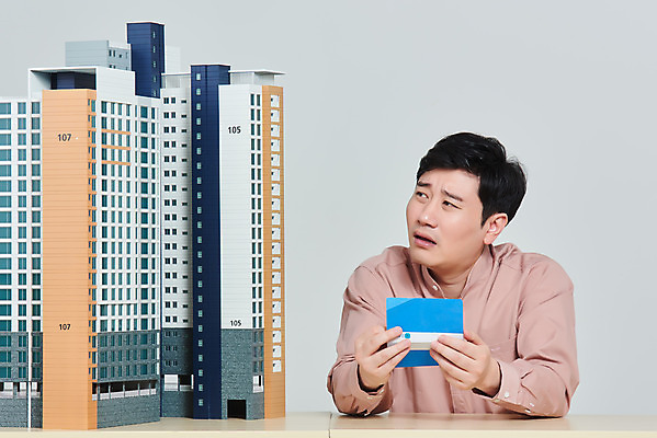 포토 JPG 스튜디오촬영 남자 비즈니스 회색배경 부동산 아파트 주택 실내 한명 들기 앉기 상반신 성인 앞모습 30대 경제 한국인 고민 걱정 은행 통장 건축모형 서민 대출 분양 아파트분양 정책 성인남자한명만 주택청약 청약 국내포토 1 감정 뷰포인트 백그라운드 모션 사람 동양인 내부 건물 장년 금융 모형 회색 재산 국민 남자한명만 성인남자만 파일형식