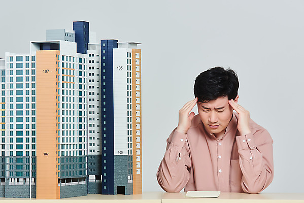 포토 JPG 스튜디오촬영 남자 비즈니스 회색배경 부동산 스트레스 아파트 주택 실내 한명 앉기 상반신 성인 앞모습 30대 경제 한국인 괴로움 은행 통장 두통 건축모형 서민 대출 분양 아파트분양 정책 성인남자한명만 주택청약 청약 국내포토 1 감정 뷰포인트 백그라운드 모션 사람 동양인 내부 건물 장년 금융 모형 회색 재산 질병 국민 남자한명만 성인남자만 파일형식