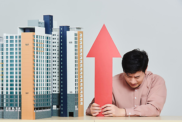 포토 JPG 스튜디오촬영 남자 화살표 비즈니스 회색배경 부동산 아파트 주택 실내 한명 앉기 상반신 성인 앞모습 30대 경제 한국인 괴로움 상승 건축모형 집값 서민 대출 분양 아파트분양 정책 집값상승 성인남자한명만 주택청약 청약 국내포토 1 감정 뷰포인트 백그라운드 컨셉 모션 사람 동양인 내부 건물 장년 금융 모형 회색 재산 국민 남자한명만 성인남자만 파일형식