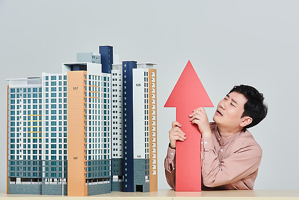 포토 JPG 스튜디오촬영 남자 화살표 비즈니스 회색배경 부동산 아파트 주택 실내 한명 앉기 상반신 성인 앞모습 30대 경제 한국인 고민 괴로움 상승 건축모형 집값 서민 대출 분양 아파트분양 정책 집값상승 성인남자한명만 주택청약 청약 국내포토 1 감정 뷰포인트 백그라운드 컨셉 모션 사람 동양인 내부 건물 장년 금융 모형 회색 재산 국민 남자한명만 성인남자만 파일형식