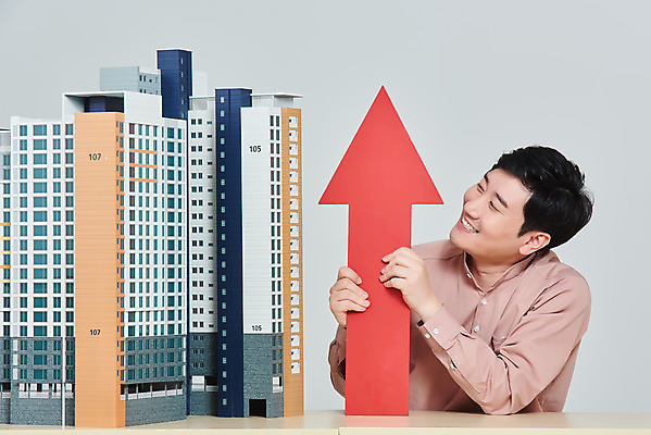 포토 JPG 스튜디오촬영 남자 화살표 비즈니스 회색배경 부동산 아파트 주택 실내 한명 미소 앉기 상반신 성인 앞모습 30대 경제 한국인 상승 건축모형 집값 서민 대출 분양 아파트분양 정책 집값상승 성인남자한명만 주택청약 청약 국내포토 1 뷰포인트 백그라운드 컨셉 모션 표정 사람 동양인 내부 건물 장년 금융 모형 회색 재산 국민 남자한명만 성인남자만 파일형식