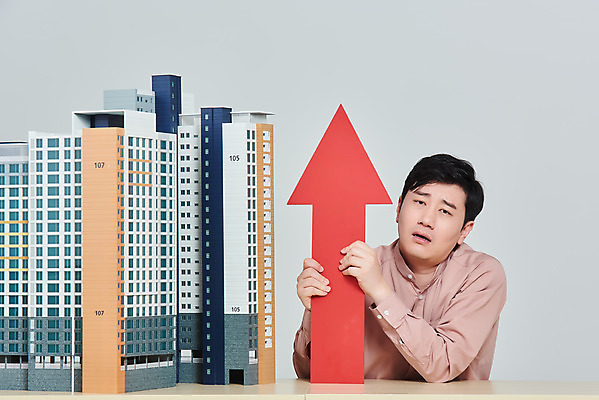 포토 JPG 스튜디오촬영 남자 화살표 비즈니스 회색배경 부동산 아파트 주택 실내 한명 앉기 상반신 성인 앞모습 30대 경제 한국인 고민 괴로움 상승 건축모형 집값 서민 대출 분양 아파트분양 정책 집값상승 성인남자한명만 주택청약 청약 국내포토 1 감정 뷰포인트 백그라운드 컨셉 모션 사람 동양인 내부 건물 장년 금융 모형 회색 재산 국민 남자한명만 성인남자만 파일형식