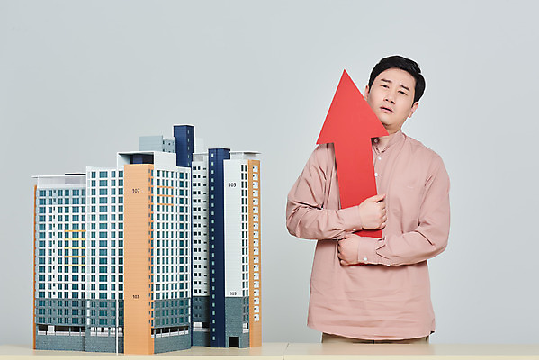 포토 JPG 스튜디오촬영 남자 화살표 비즈니스 회색배경 부동산 아파트 주택 실내 한명 서기 상반신 성인 앞모습 30대 경제 한국인 고민 괴로움 상승 건축모형 집값 서민 대출 분양 아파트분양 정책 집값상승 성인남자한명만 주택청약 청약 국내포토 1 감정 뷰포인트 백그라운드 컨셉 모션 사람 동양인 내부 건물 장년 금융 모형 회색 재산 국민 남자한명만 성인남자만 파일형식