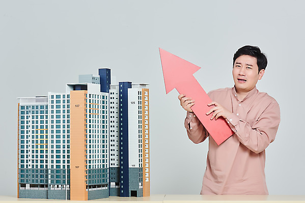 포토 JPG 스튜디오촬영 남자 화살표 비즈니스 회색배경 부동산 아파트 주택 실내 한명 서기 상반신 성인 앞모습 30대 경제 한국인 고민 괴로움 상승 건축모형 집값 서민 대출 분양 아파트분양 정책 집값상승 성인남자한명만 주택청약 청약 국내포토 1 감정 뷰포인트 백그라운드 컨셉 모션 사람 동양인 내부 건물 장년 금융 모형 회색 재산 국민 남자한명만 성인남자만 파일형식