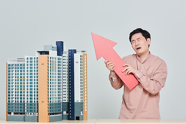 포토 JPG 스튜디오촬영 남자 화살표 비즈니스 회색배경 부동산 아파트 주택 실내 한명 서기 상반신 성인 앞모습 30대 경제 한국인 찡그림 상승 건축모형 집값 서민 대출 분양 아파트분양 정책 집값상승 성인남자한명만 주택청약 청약 국내포토 1 뷰포인트 백그라운드 컨셉 모션 표정 사람 동양인 내부 건물 장년 금융 모형 회색 재산 국민 남자한명만 성인남자만 파일형식