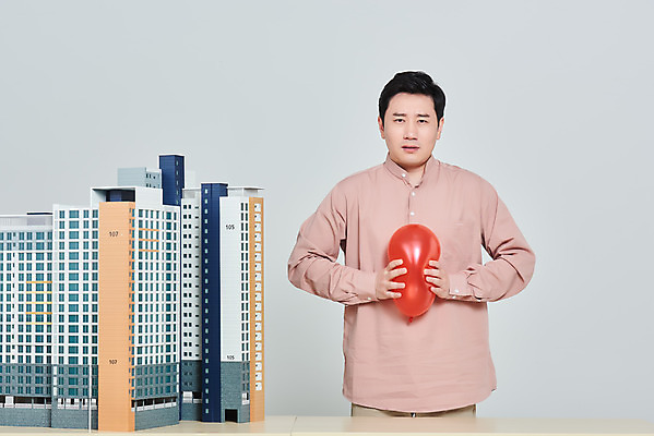 포토 JPG 스튜디오촬영 남자 비즈니스 회색배경 부동산 아파트 주택 실내 한명 서기 들기 상반신 성인 앞모습 30대 경제 한국인 누름 풍선 건축모형 서민 대출 분양 아파트분양 정책 성인남자한명만 주택청약 청약 국내포토 1 뷰포인트 백그라운드 모션 사람 동양인 내부 건물 장년 금융 모형 회색 재산 국민 남자한명만 성인남자만 파일형식