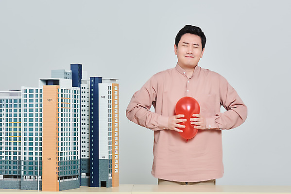 포토 JPG 스튜디오촬영 남자 비즈니스 회색배경 부동산 아파트 주택 실내 한명 서기 들기 상반신 성인 앞모습 30대 경제 한국인 누름 풍선 건축모형 서민 대출 분양 아파트분양 정책 성인남자한명만 주택청약 청약 국내포토 1 뷰포인트 백그라운드 모션 사람 동양인 내부 건물 장년 금융 모형 회색 재산 국민 남자한명만 성인남자만 파일형식
