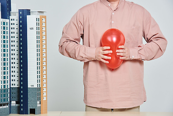 포토 JPG 스튜디오촬영 남자 비즈니스 회색배경 부동산 아파트 주택 실내 한명 서기 들기 상반신 성인 앞모습 30대 경제 한국인 누름 풍선 건축모형 서민 대출 분양 아파트분양 정책 성인남자한명만 주택청약 청약 국내포토 1 뷰포인트 백그라운드 모션 사람 동양인 내부 건물 장년 금융 모형 회색 재산 국민 남자한명만 성인남자만 파일형식