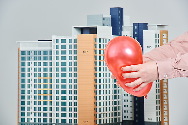 포토 JPG 스튜디오촬영 손 남자 비즈니스 회색배경 부동산 아파트 주택 실내 한명 들기 성인 신체부위 30대 경제 한국인 누름 풍선 건축모형 서민 대출 분양 아파트분양 정책 성인남자한명만 주택청약 청약 국내포토 1 백그라운드 모션 사람 동양인 내부 건물 장년 금융 모형 회색 재산 국민 남자한명만 성인남자만 파일형식