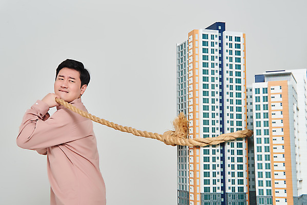 포토 JPG 스튜디오촬영 남자 밧줄 비즈니스 회색배경 부동산 아파트 주택 실내 한명 서기 상반신 성인 뒷모습 30대 경제 한국인 뒤돌아보기 당기기 줄다리기 건축모형 서민 대출 분양 아파트분양 정책 성인남자한명만 주택청약 청약 국내포토 1 줄 뷰포인트 백그라운드 모션 놀이 사람 동양인 내부 건물 장년 금융 모형 회색 재산 국민 남자한명만 성인남자만 파일형식