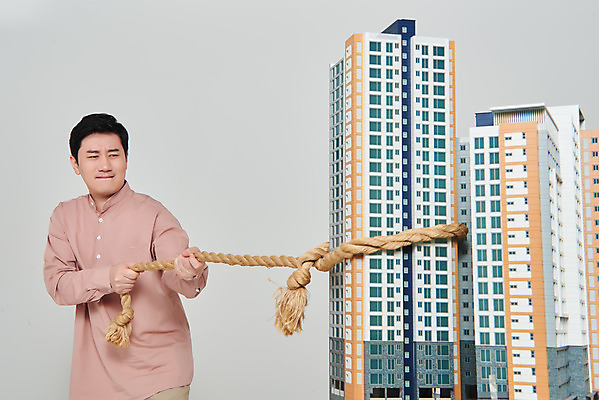 포토 JPG 스튜디오촬영 남자 밧줄 비즈니스 회색배경 부동산 아파트 주택 실내 한명 서기 상반신 성인 앞모습 30대 경제 한국인 당기기 줄다리기 건축모형 서민 대출 분양 아파트분양 정책 성인남자한명만 주택청약 청약 국내포토 1 줄 뷰포인트 백그라운드 모션 놀이 사람 동양인 내부 건물 장년 금융 모형 회색 재산 국민 남자한명만 성인남자만 파일형식