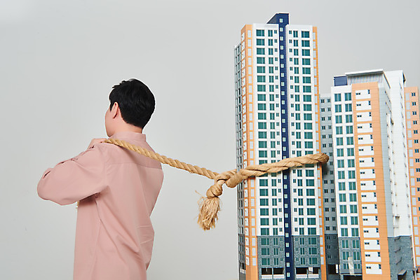 포토 JPG 스튜디오촬영 남자 밧줄 비즈니스 회색배경 부동산 아파트 주택 실내 한명 서기 상반신 성인 뒷모습 30대 경제 한국인 당기기 줄다리기 건축모형 서민 대출 분양 아파트분양 정책 성인남자한명만 주택청약 청약 국내포토 1 줄 뷰포인트 백그라운드 모션 놀이 사람 동양인 내부 건물 장년 금융 모형 회색 재산 국민 남자한명만 성인남자만 파일형식