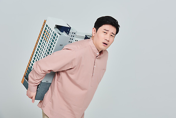 포토 JPG 스튜디오촬영 남자 비즈니스 회색배경 부동산 아파트 주택 실내 한명 서기 들기 상반신 성인 옆모습 30대 경제 한국인 건축모형 무거움 서민 대출 분양 아파트분양 정책 힘듦 성인남자한명만 주택청약 청약 국내포토 1 뷰포인트 백그라운드 컨셉 모션 사람 동양인 내부 건물 장년 금융 모형 회색 재산 무게 국민 남자한명만 성인남자만 파일형식