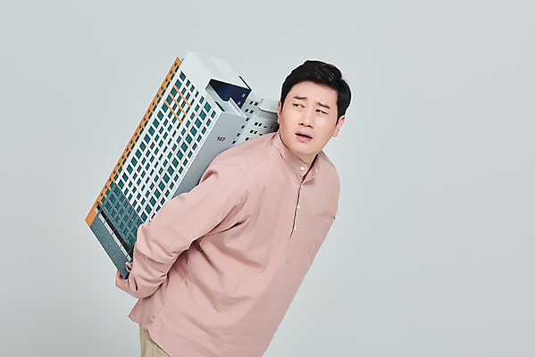 포토 JPG 스튜디오촬영 남자 비즈니스 회색배경 부동산 아파트 주택 실내 한명 서기 들기 상반신 성인 옆모습 30대 경제 한국인 건축모형 무거움 서민 대출 분양 아파트분양 정책 힘듦 성인남자한명만 주택청약 청약 국내포토 1 뷰포인트 백그라운드 컨셉 모션 사람 동양인 내부 건물 장년 금융 모형 회색 재산 무게 국민 남자한명만 성인남자만 파일형식