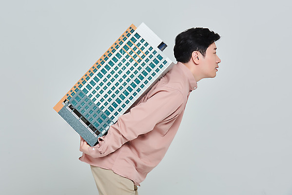 포토 JPG 스튜디오촬영 남자 비즈니스 회색배경 부동산 아파트 주택 실내 한명 서기 들기 상반신 성인 옆모습 30대 경제 한국인 건축모형 무거움 서민 대출 분양 아파트분양 정책 힘듦 성인남자한명만 주택청약 청약 국내포토 1 뷰포인트 백그라운드 컨셉 모션 사람 동양인 내부 건물 장년 금융 모형 회색 재산 무게 국민 남자한명만 성인남자만 파일형식