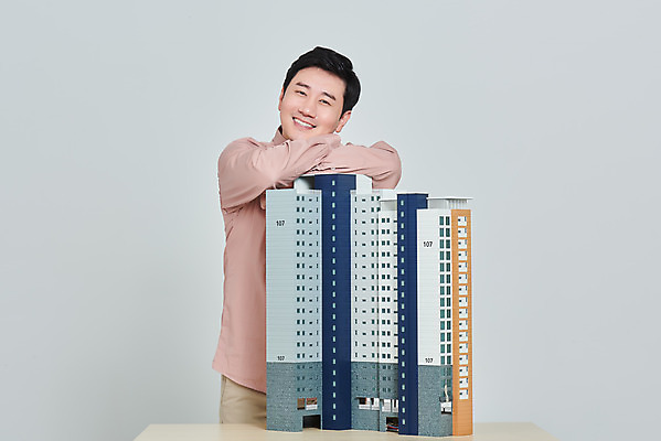 포토 JPG 스튜디오촬영 남자 비즈니스 회색배경 부동산 아파트 주택 실내 한명 서기 미소 상반신 성인 앞모습 30대 경제 한국인 즐거움 건축모형 서민 대출 분양 아파트분양 정책 성인남자한명만 주택청약 청약 국내포토 1 감정 뷰포인트 백그라운드 모션 표정 사람 동양인 내부 건물 장년 금융 모형 회색 재산 국민 남자한명만 성인남자만 파일형식