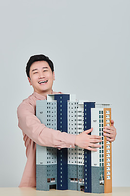 포토 JPG 스튜디오촬영 남자 비즈니스 회색배경 부동산 아파트 주택 실내 한명 서기 미소 상반신 성인 앞모습 30대 경제 한국인 즐거움 건축모형 서민 대출 분양 아파트분양 정책 성인남자한명만 주택청약 청약 국내포토 1 감정 뷰포인트 백그라운드 모션 표정 사람 동양인 내부 건물 장년 금융 모형 회색 재산 국민 남자한명만 성인남자만 파일형식