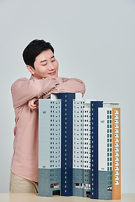 포토 JPG 스튜디오촬영 남자 비즈니스 회색배경 부동산 아파트 주택 실내 한명 서기 미소 상반신 성인 앞모습 30대 경제 한국인 즐거움 건축모형 서민 대출 분양 아파트분양 정책 성인남자한명만 주택청약 청약 국내포토 1 감정 뷰포인트 백그라운드 모션 표정 사람 동양인 내부 건물 장년 금융 모형 회색 재산 국민 남자한명만 성인남자만 파일형식