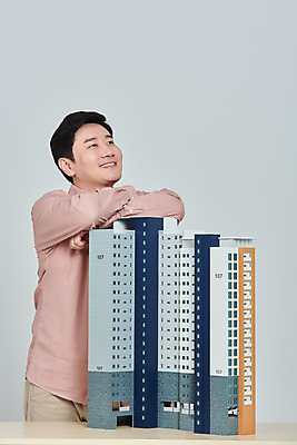 포토 JPG 스튜디오촬영 남자 비즈니스 회색배경 부동산 아파트 주택 실내 한명 서기 미소 상반신 성인 앞모습 30대 경제 한국인 즐거움 건축모형 서민 대출 분양 아파트분양 정책 성인남자한명만 주택청약 청약 국내포토 1 감정 뷰포인트 백그라운드 모션 표정 사람 동양인 내부 건물 장년 금융 모형 회색 재산 국민 남자한명만 성인남자만 파일형식