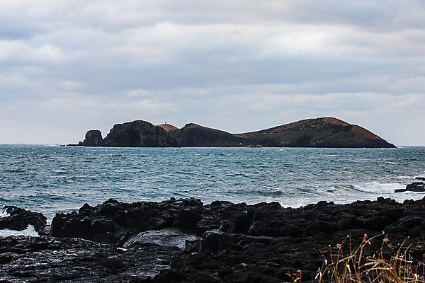 포토 JPG 주간 바다 섬 여행 자연 한국 풍경 사람없음 야외 관광지 제주도 암석 국내여행 현무암 국내포토 자연요소 아시아 돌_바위 생태계 화산암 파일형식