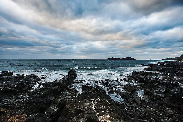 포토 JPG 주간 바다 섬 여행 자연 한국 풍경 사람없음 야외 관광지 제주도 암석 국내여행 현무암 국내포토 자연요소 아시아 돌_바위 생태계 화산암 파일형식