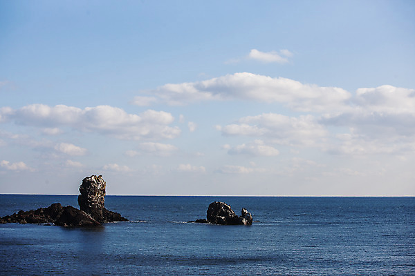 포토 JPG 주간 구름 바다 섬 여행 자연 하늘 한국 풍경 사람없음 야외 관광지 제주도 암석 국내여행 현무암 국내포토 자연요소 아시아 돌_바위 생태계 화산암 파일형식