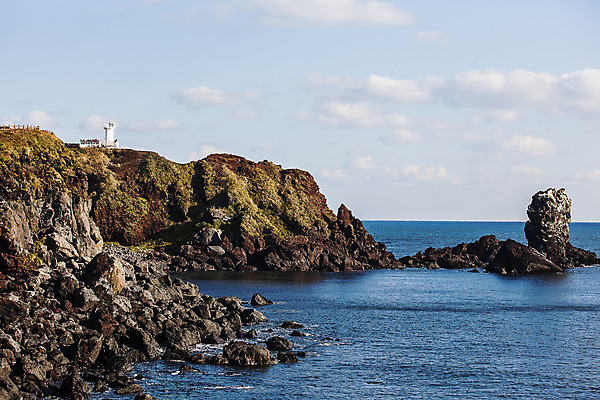 포토 JPG 주간 구름 바다 섬 여행 자연 하늘 한국 풍경 사람없음 야외 관광지 제주도 암석 국내여행 현무암 국내포토 자연요소 아시아 돌_바위 생태계 화산암 파일형식