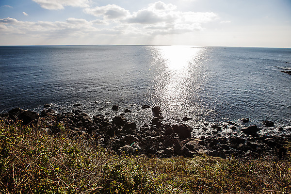 포토 JPG 주간 구름 바다 섬 여행 자연 하늘 한국 풍경 사람없음 야외 관광지 햇빛 제주도 암석 국내여행 현무암 국내포토 자연요소 아시아 태양 돌_바위 생태계 화산암 파일형식