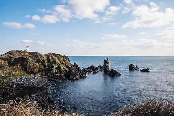 포토 JPG 주간 구름 바다 섬 여행 자연 하늘 한국 풍경 사람없음 야외 관광지 제주도 암석 국내여행 현무암 국내포토 자연요소 아시아 돌_바위 생태계 화산암 파일형식