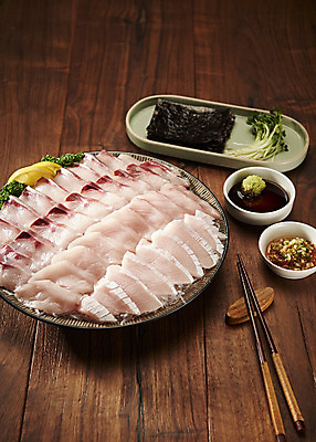 포토 JPG 스튜디오촬영 음식 실내 어류 사람없음 회 신선 방어 김 고추냉이 간장 쌈장 무순 갈색배경 제철음식 국내포토 백그라운드 내부 갈색 수중동물 양념 해조류 새싹채소 제철 파일형식