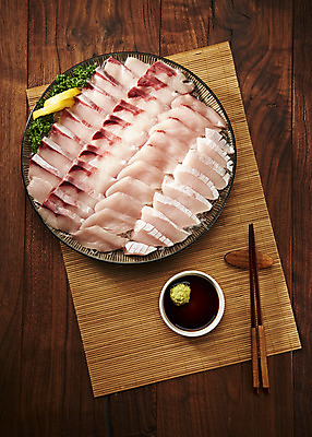 포토 JPG 스튜디오촬영 음식 실내 어류 사람없음 하이앵글 회 신선 방어 고추냉이 간장 갈색배경 제철음식 국내포토 뷰포인트 백그라운드 내부 갈색 수중동물 양념 제철 파일형식