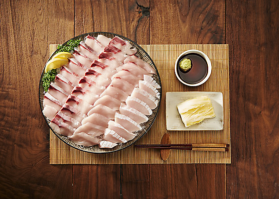 포토 JPG 스튜디오촬영 음식 실내 어류 사람없음 하이앵글 회 신선 방어 고추냉이 간장 갈색배경 제철음식 국내포토 뷰포인트 백그라운드 내부 갈색 수중동물 양념 제철 파일형식